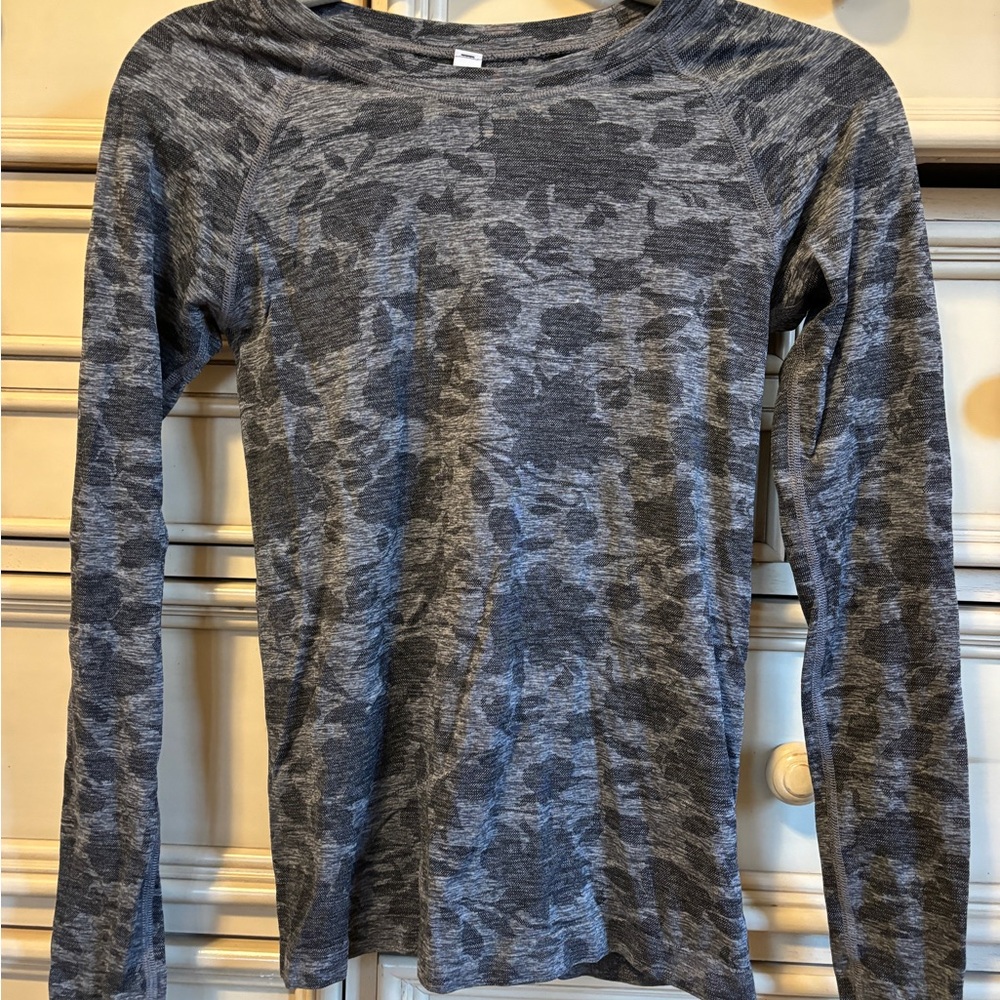 Gray athleta floral momentum Long Sleeve Shirt